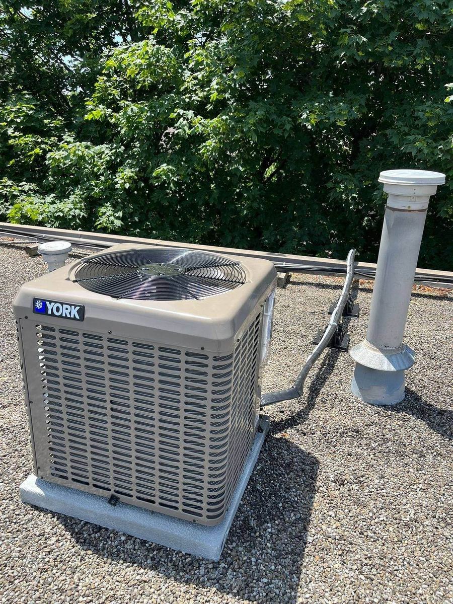 Commercial rooftop HVAC installation in Mississauga